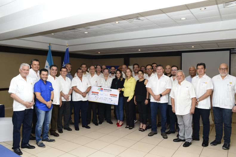 Los miembros del Club Rotario San Pedro Sula recibieron el cheque con la cantidad exacta de 150 mil lempiras.