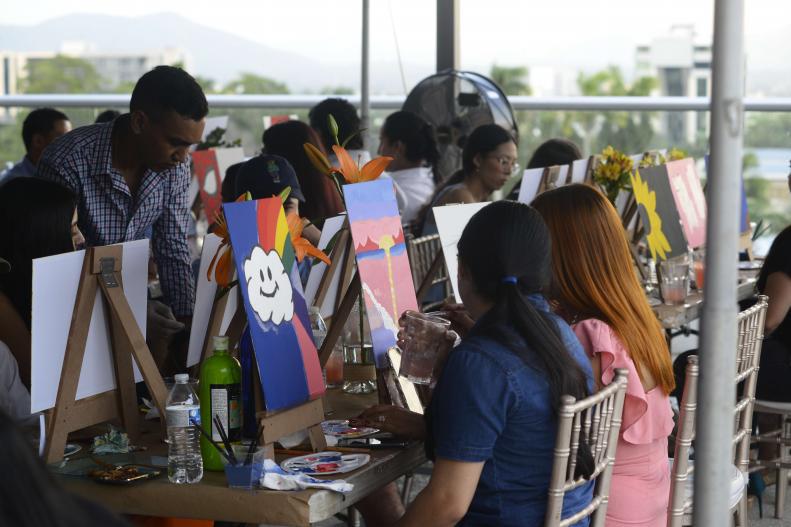 Colores, pinceles y la ayuda del staff de “Arte Somos” proporcionó comodidad a cada uno de los que llegaron al evento.