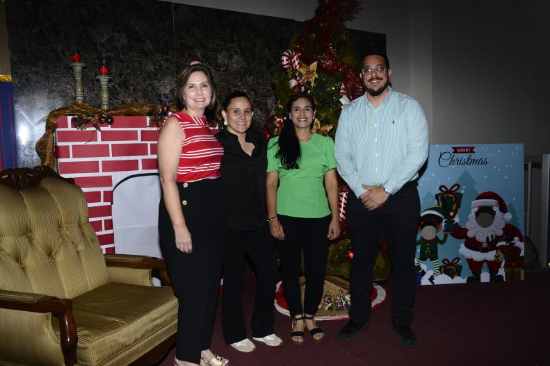 Karina Alvarado, Lesly Fúnez, Vanessa Moya y José Soto