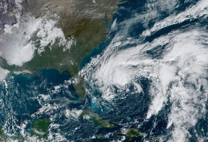 Florida se prepara para la llegada de Nicole el miércoles