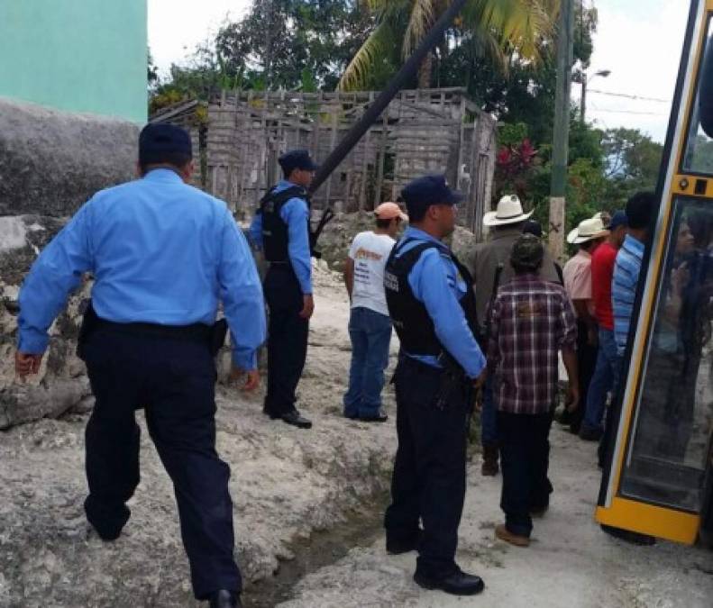 La Policía detuvo el bus en que se conducía un grupo de indígenas lenchas a una manifestación.