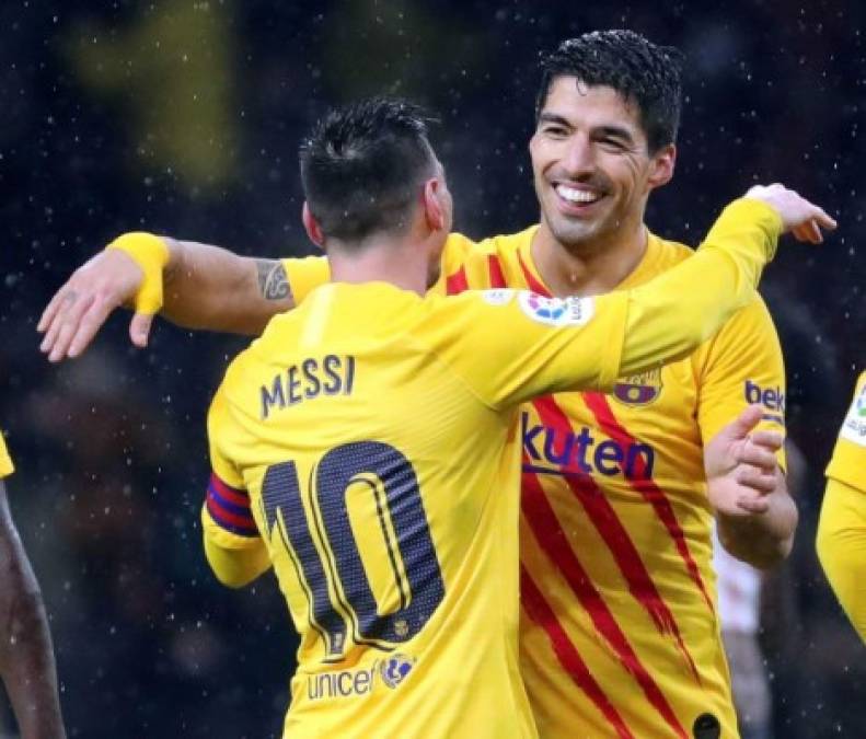 Felicidad de amigos. Messi se abraza con Luis Suárez luego del gol.