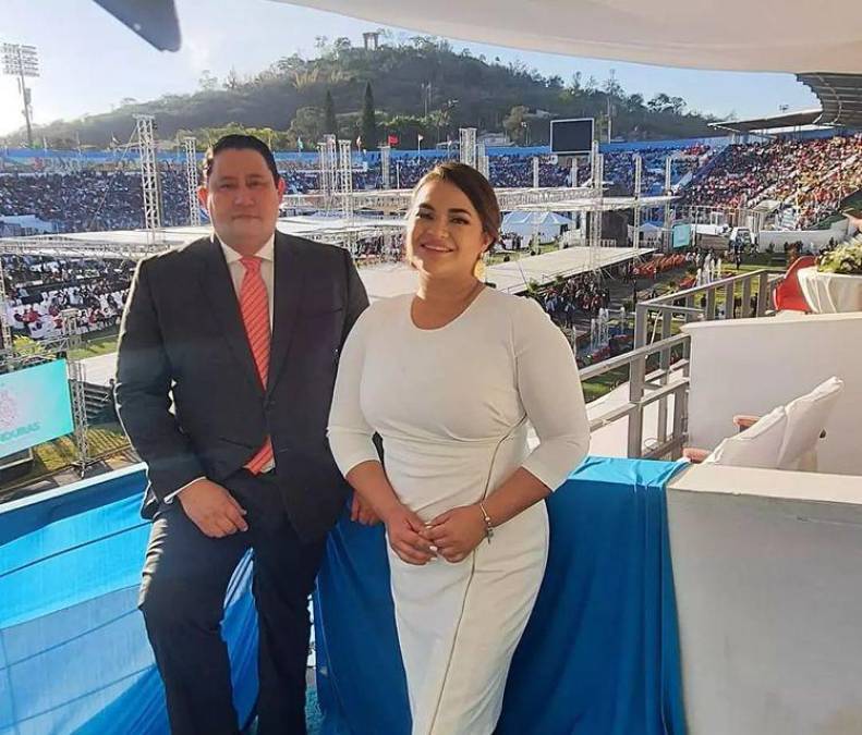 Los periodistas Onán Figueroa y Brenda Moncada en la transmisión especial de Q’hubo TV.