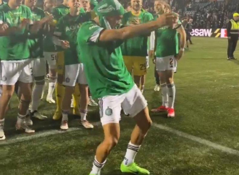 Luis Palma sacó sus pasos prohibidos en los festejos del Celtic.