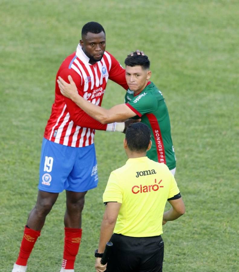 Yustin Arboleda saludando a Francisco Martínez tras el final del partido en el Yankel.