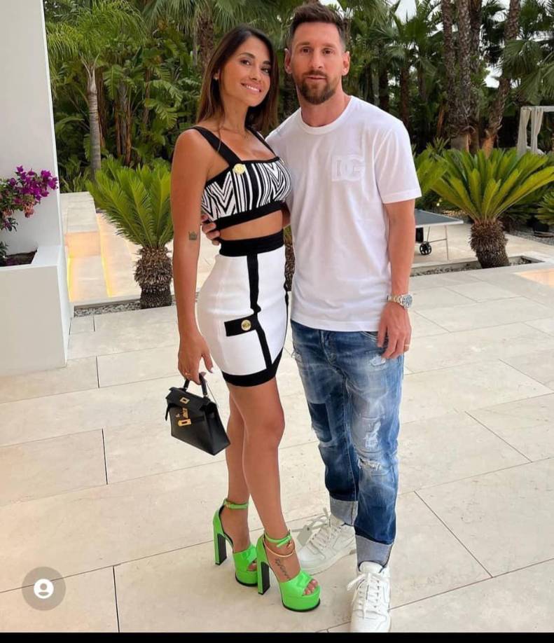 Messi se enteró de los problemas urbanísticos después de haberla comprado. El mayo de 2022 el ayuntamiento de Sant Josep paralizó las obras que se estaban realizando pues no contaban con el permiso previo. Dos días antes de paralizarlas, el servicio de celadores emitió un acto en el que se reflejaba que el futbolista había iniciado movimientos de tierra, cambio de topografía del terreno, realización de bancales y excavación en la finca.