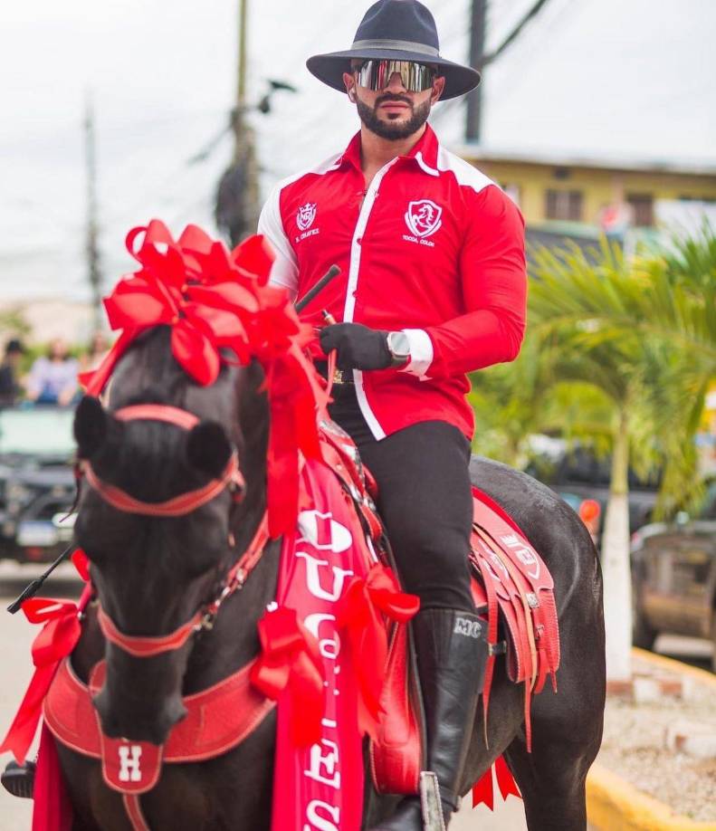 Y es que además de ser un reconocido jinete que recorre los desfiles hípicos desarrollados en los pueblos de Honduras, Milton Chavez es un connotado abogado en el país.