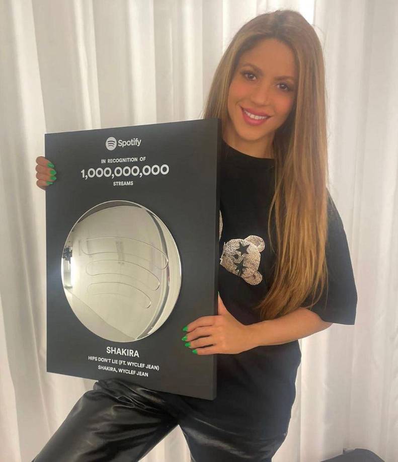 Mediante sus redes sociales, Shakira celebró su nuevo logro. “Me siento honrada y agradecida, aunque solo soy una entre millones de mujeres que tienen mucho que decir y ofrecer. Mujeres de todas las razas, edades y condiciones. Gracias por su lealtad y apoyo”, compartió en Twitter. La canción Music Session Vol.53 acumula 252 millones de visualizaciones en YouTube.
