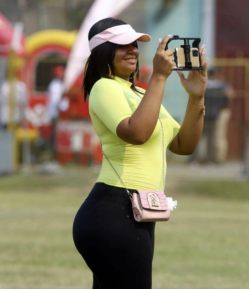 Ella sacó fotos y videos de los protagonistas del partido benéfico.