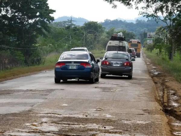 Los baches son la constante en la carretera entre Ticamaya (Choloma) y Cemcol (San Pedro Sula), una crucial ruta alterna de la región.