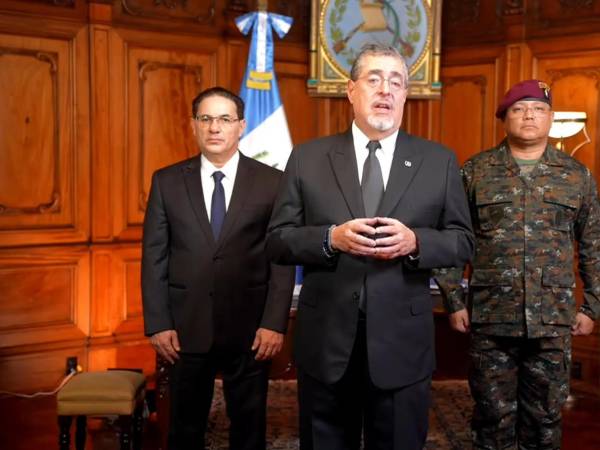 Captura de video tomada de la cuenta oficial de la red social X @BArevalodeLeon del presidente de Guatemala, Bernardo Arévalo de León (c), donde aparece ofreciendo un discurso este domingo.