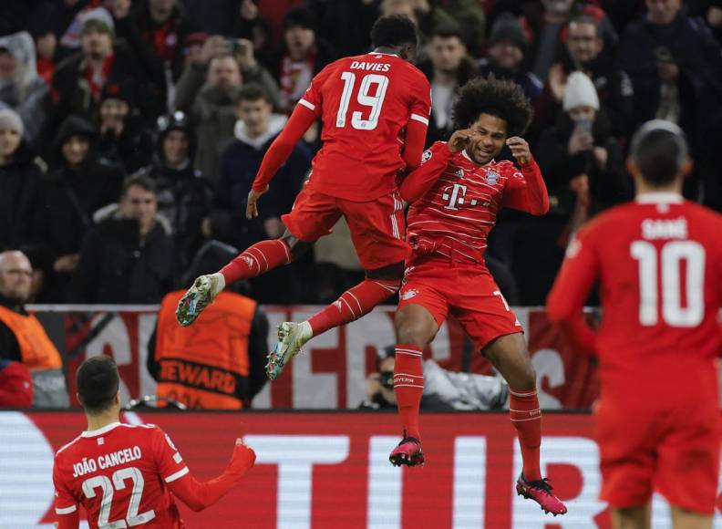 La celebración de Serge Gnabry con Alphonso Davies tras su gol para el 2-0 del Bayern Múnich contra el PSG.