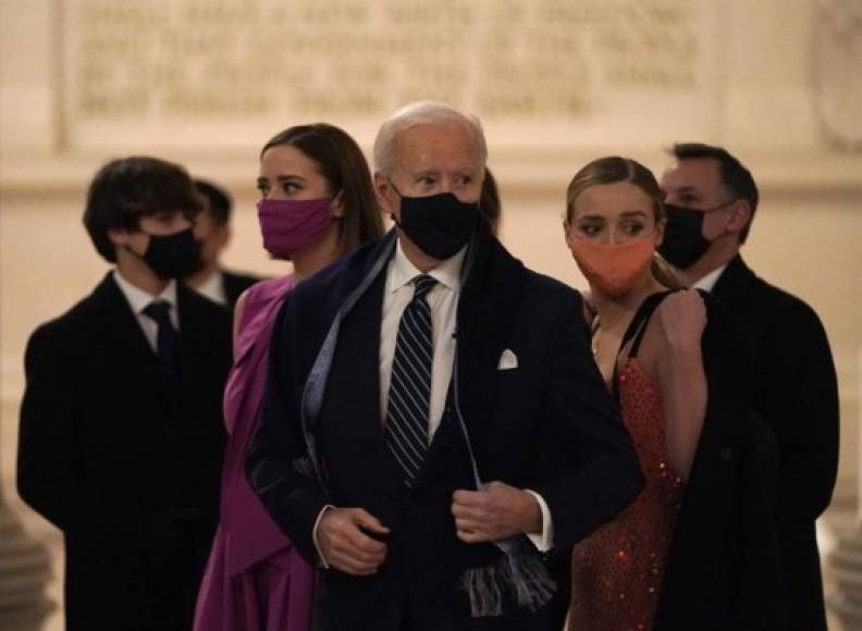 Biden llegó al recinto acompañado de su numerosa familia.