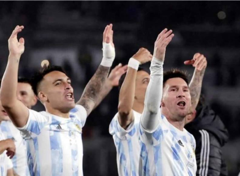 Messi cantó junto a sus compañeros de la albiceleste. Una gran celebración en la cancha del Monumental.