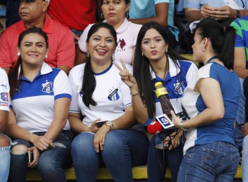 El Honduras Progreso tuvo el apoyo de bellas aficionadas.
