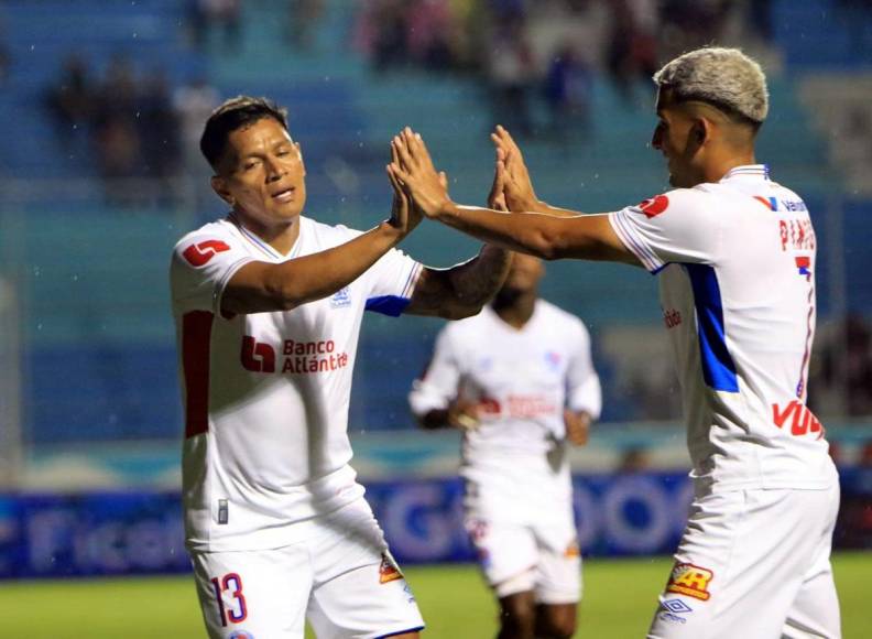 Brayan Moya festejó su gol con José Mario Pinto, quien le dio la asistencia.