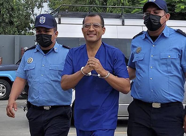 El excandidato presidencial Félix Maradiaga sonríe al ingresar a los tribunales de Managua a un año de haber sido detenido en una ofensiva contra opositores del régimen de Ortega.