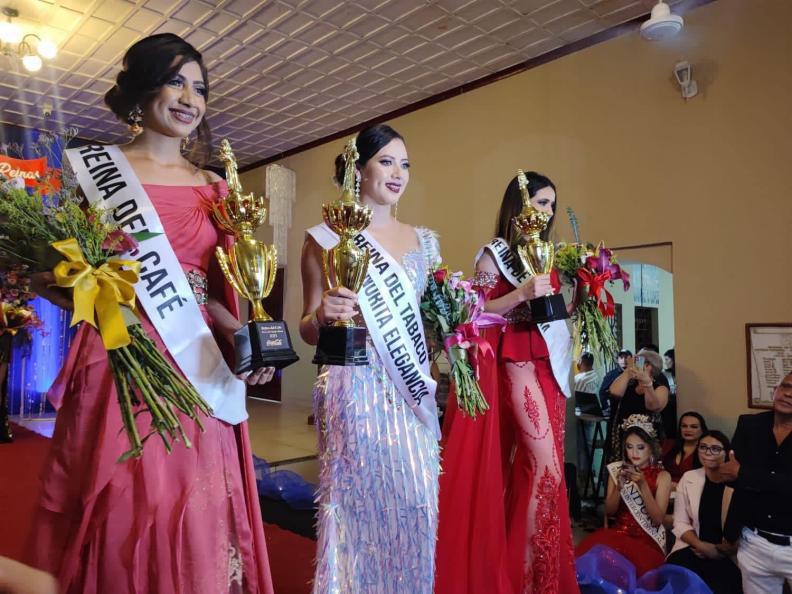 Las jovencitas Jennifer Elvir, reina del café; Jessica Regalado, reina del tabaco y Digna Mejía, reina de la feria, fueron coronadas la noche del sábado tras competir en el certamen de belleza en Santa Rosa de Copán.