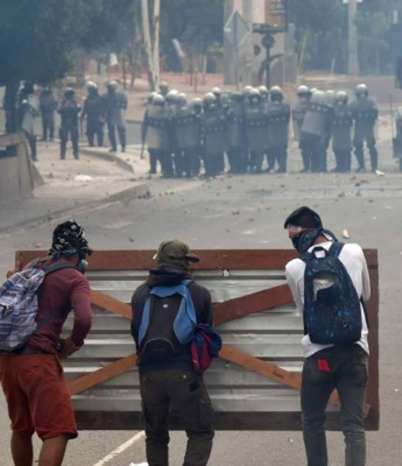 Los manifestantes llevaban su rostro cubierto con camisetas o pasamontañas.