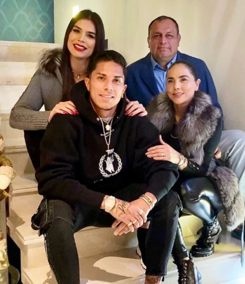 Y es que, el aún jugador del Cruz Azul, fue señalado por su madre como el responsable de la muerte de Paola Salcedo.