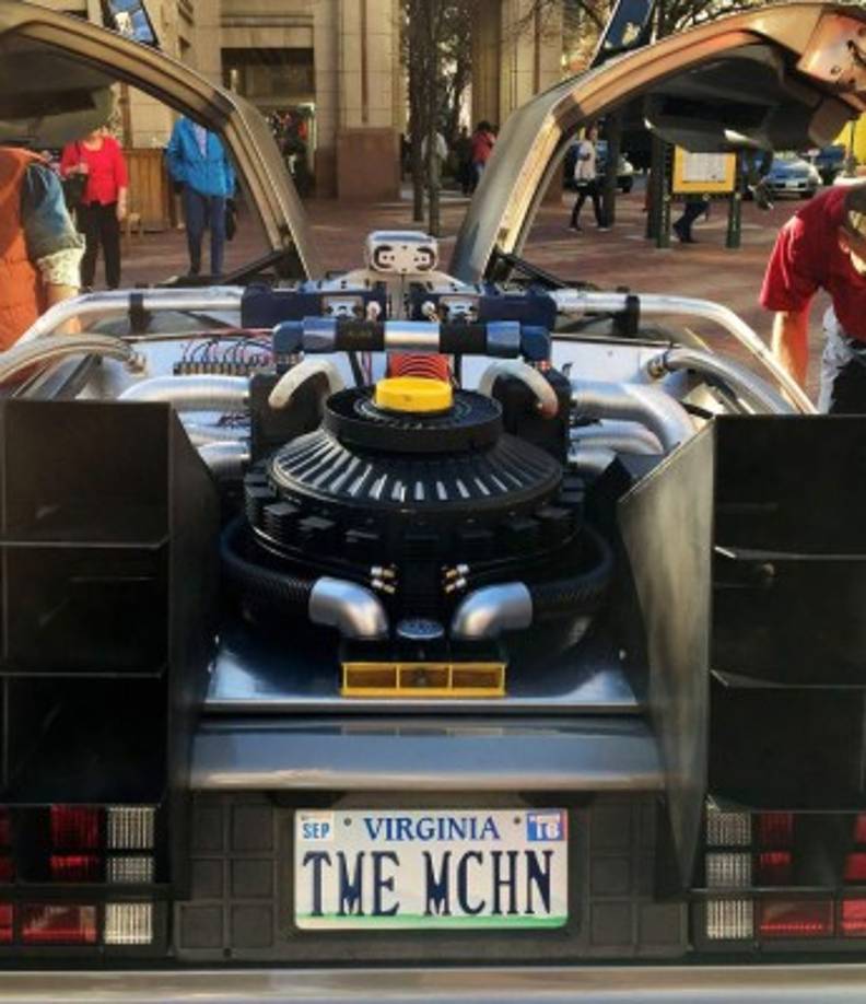 Fans admiran en Estados Unidos una réplica del auto que transportó a Marty McFly en la saga 'Volver al futuro'.