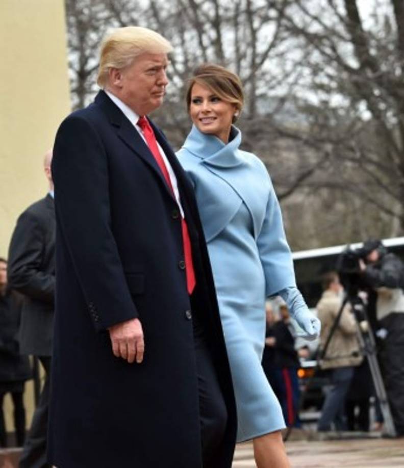 Desde entonces, Melania decidió evitar las entrevistas y se recluyó en su penthouse en la torre Trump de Nueva York, donde continuó viviendo seis meses después de que su esposo se mudara a la Casa Blanca.<br/><br/>La primera dama viajaba esporádicamente a Washington D.C. los fines de semana y para eventos importantes, como la toma de posesión de Trump, donde deslumbró con un diseño de Ralph Lauren que recordaba a la glamurosa Jackie Kennedy.