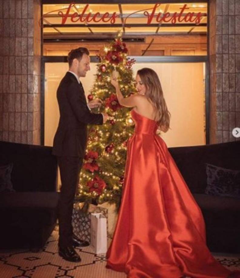 Ivan Rakitic, volante croata del FC Barcelona, y su mujer disfrutando las fiestas navideñas.