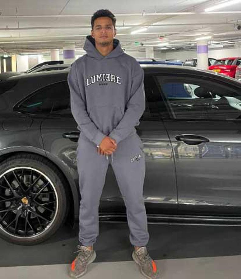 Según informó el medio neerlandés De Telegraaf, un automóvil perteneciente al jugador Mohamed Ihattaren fue incendiado durante la noche del pasado unes en Utrecht, su ciudad natal.