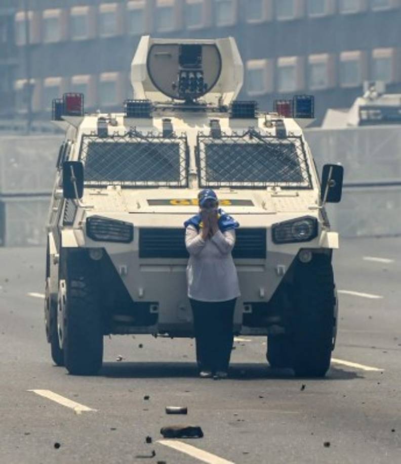 Una manifestante se plantó frente a una tanqueta dejando una de las imágenes insignes de la represión del gobierno chavista en Venezuela.