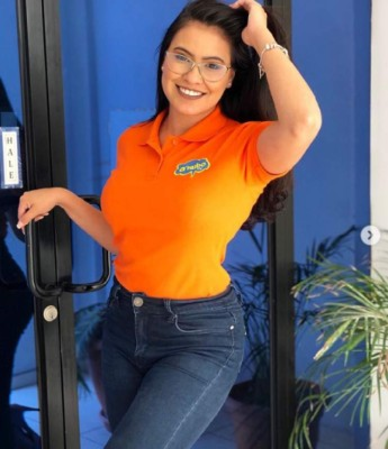 Alejandra se unió a las filas del canal de televisión 'QhuboTV'. El público del canal la ha recibido con bastante aceptación y mucho cariño.