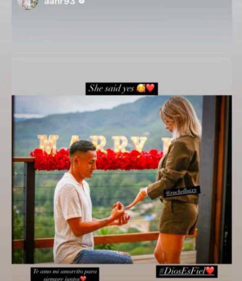Andy Najar se puso de rodillas ante su novia, le entregó el anillo, mientras de fondo se apreció un arreglo de letras entre rosas que formaban la frase “Marry Me” (Cásate conmigo).