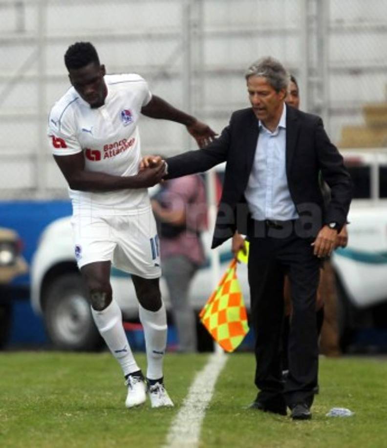 Javier Estupiñán celebró su gol con el entrenador Carlos Restrepo.