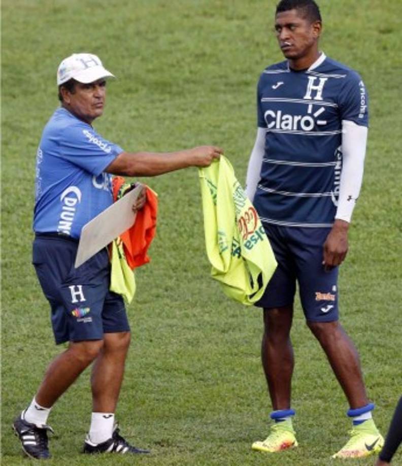 La mirada de Carlo Costly a Pinto cuando el entrenador de Honduras le da el peto en el trenamiento.
