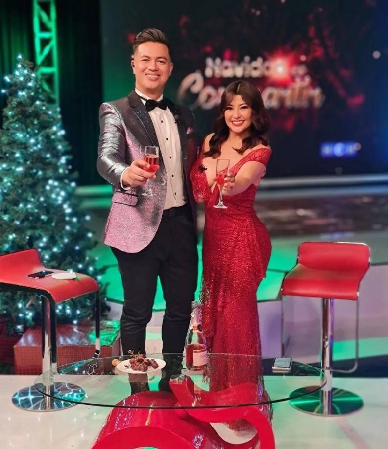 ¡Disfrutando y laborando! Así celebró la Navidad la presentadora de HCH, Milagro Flores, acompañada de su compañero de trabajo Allan Paul Carranza. “Un año mas transmisión Navidad 2021”, posteó. 