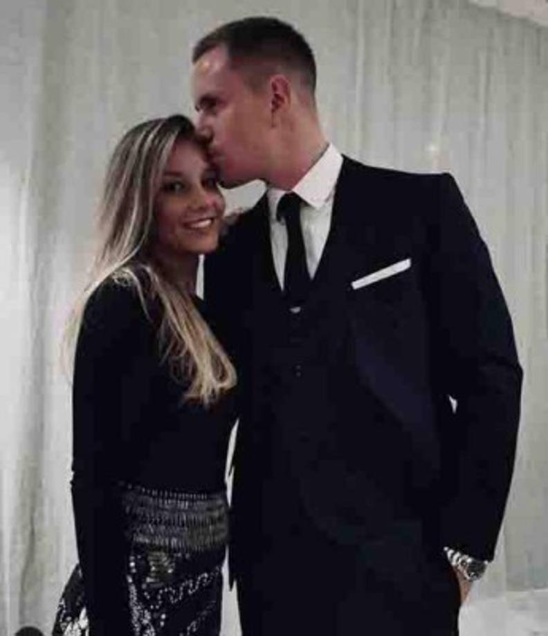 El portero alemán Ter Stegen del Barcelona recibió el 2019 con este beso a su chica.