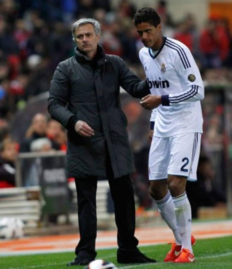 José Mourinho sigue tratando de convencer a la directiva del Manchester United para que trate de fichar a Raphael Varane, central del Real Madrid, pero los dueños del club inglés le han puesto como condición que venda a diez jugadores. La plantilla de los 'diablos rojos' es muy extensa y debe vender a muchos jugadores para poder hacer caja y acometer el costoso fichaje que supondría el defensa francés.