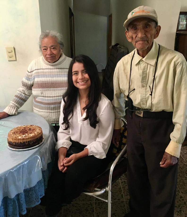 “Sin mi mamá no sería posible nada de lo que he hecho y sin la ayuda de mis abuelitos de parte de papá con quienes crecí, Teresa Medina y Silvestre Cabanillas, tampoco”, reconoce Ana.