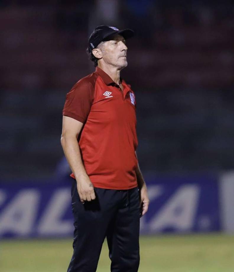 “Vamos a ver si me eligen, veo un montón de nombres. Para mí es un orgullo estar nombrado, se te reconoce discretamente el trabajo y después dependerá de los que te eligen”, dijo Troglio a Diario LA PRENSA sobre su candidatura a la H, algo que toma con mucho honor, pues siempre ha manifestado su deseo de comandar una selección.