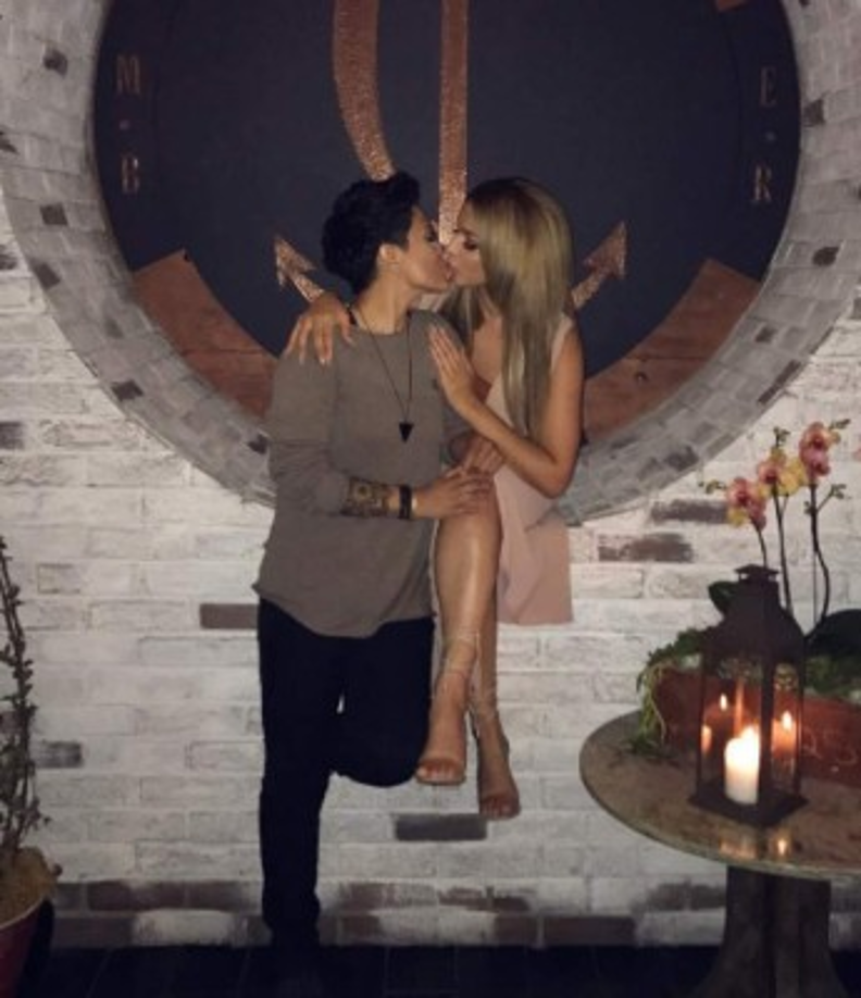 Ochoa colgó una fotografía en su cuenta de instagram junto a su pareja. 'Tu energía es irremplazable. Te amo bebita', escribió Josephine junto a la imagen en la que aparece besando a otra mujer.