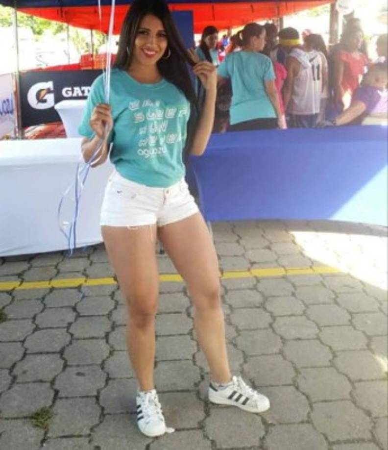 La modelo Jasmine Ortiz espera el triunfo del Barcelona ante Real Madrid.