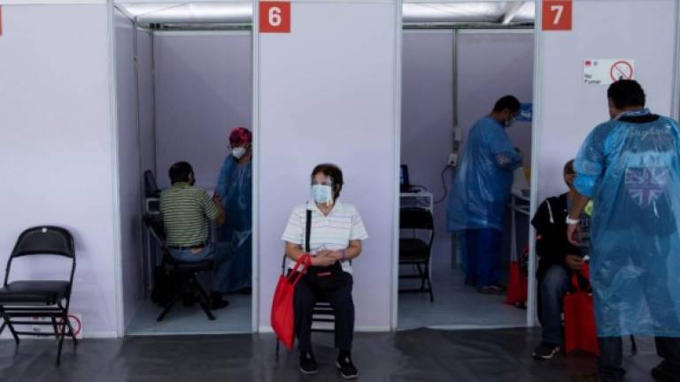 Personas mayores esperan para recibir la primera dosis de la vacuna china Sinovac contra la Covid-19 hoy, en un centro habilitado para la vacunación en masa, en Santiago (Chile). EFE