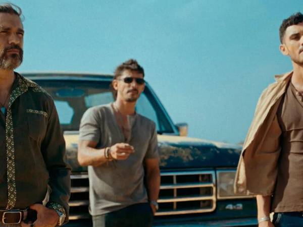 Juanes es una escena de “Pinpinero: Sangre y Gasolina” junto a los actores Alberto Guerra y Alejandro Spitzer.