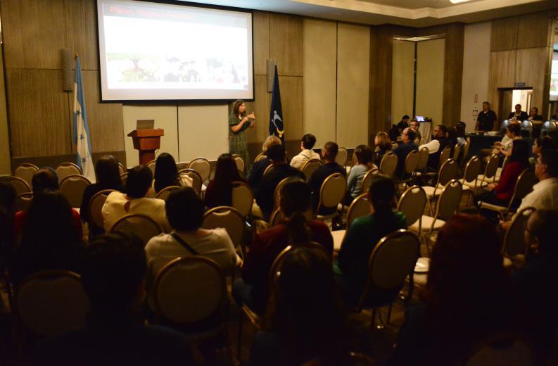 El público disfrutó de un taller impartido por una profesional en el área, la orientadora familiar María Teresa Álvarez.