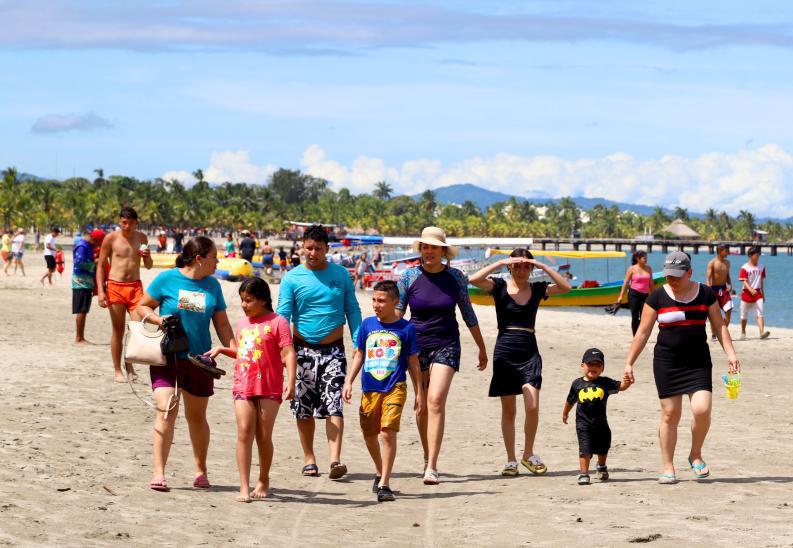 Miles de turistas ya escogieron Tela para el Feriado Morazánico