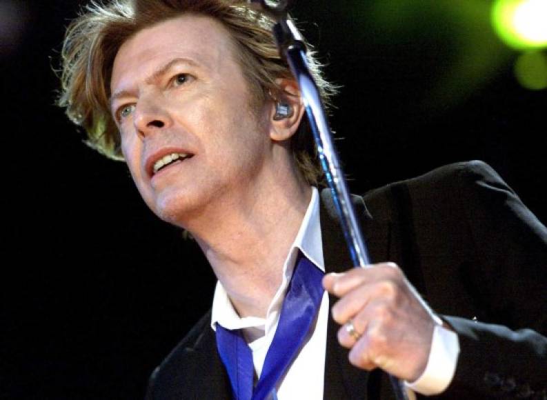 9. David Bowie, el fin de una leyenda del rock.<br/>David Bowie, estrella británica del rock, comenzó el año 2016 difundiendo, el día de sus cumpleaños 69, uno de los álbumes más aclamados de su vasta carrera, una señal de la nueva energía creativa de la leyenda de la música. Dos días más tarde murió tras una batalla secreta contra el cáncer.