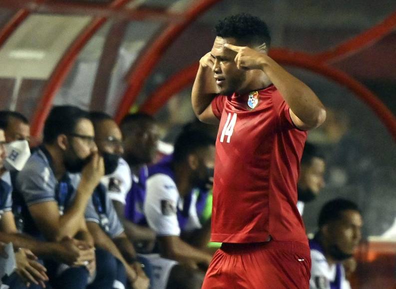 Rolando Blackburn pidiendo cabeza fría a sus compañeros tras el gol.