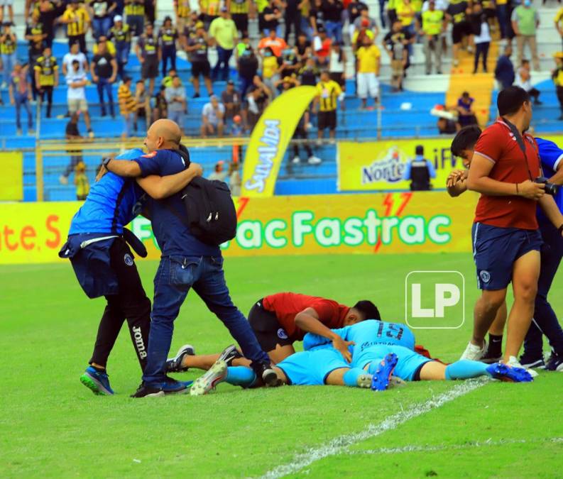 Jonathan Rougier entró al campo y se fue abrazar en el suelo con su compañero Marlon Licona para felicitarlo por el título.