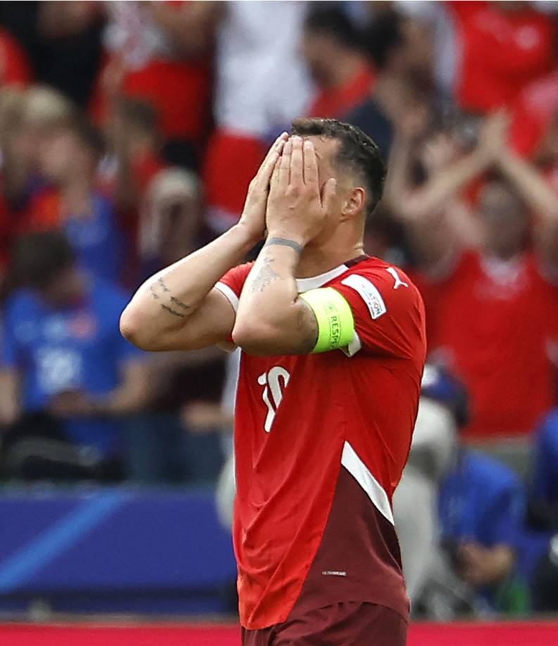 La emoción del mediocampista y capitán suizo Granit Xhaka tras eliminar a Italia, última campeona de la Eurocopa.