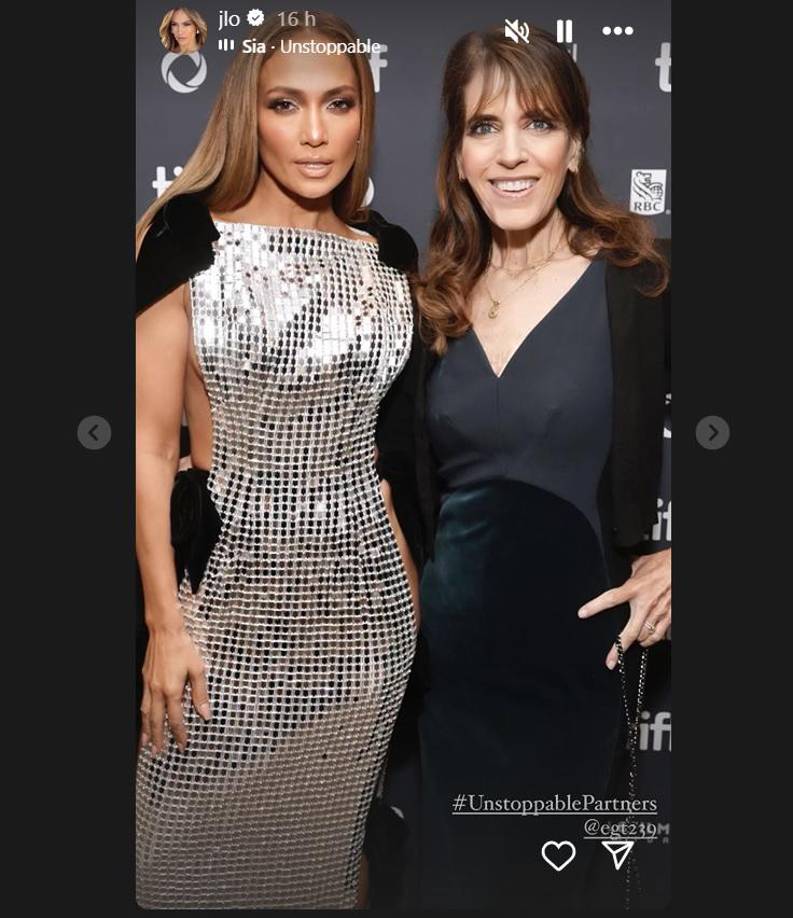 Y así lo ha dejado ver la Diva del Bronx en sus redes sociales, pues ha compartido una serie de fotografías e stories luciendo su espectacular y sensual diseño. 