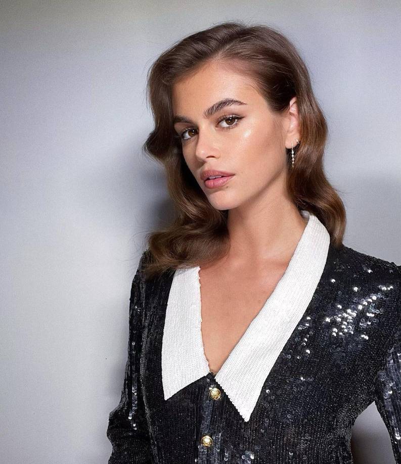 En septiembre de 2017, el caminar decidido y de aire noventero de una de las modelos del desfile de Alexander Wang se convirtió en uno de los vídeos más viralizados de la temporada en moda: se trataba de Kaia Gerber, hija de la supermodelo Cindy Crawford, que debutaba en la pasarela.